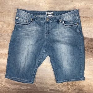 True Bliss Women’s Jean Shorts size 13.   (O)